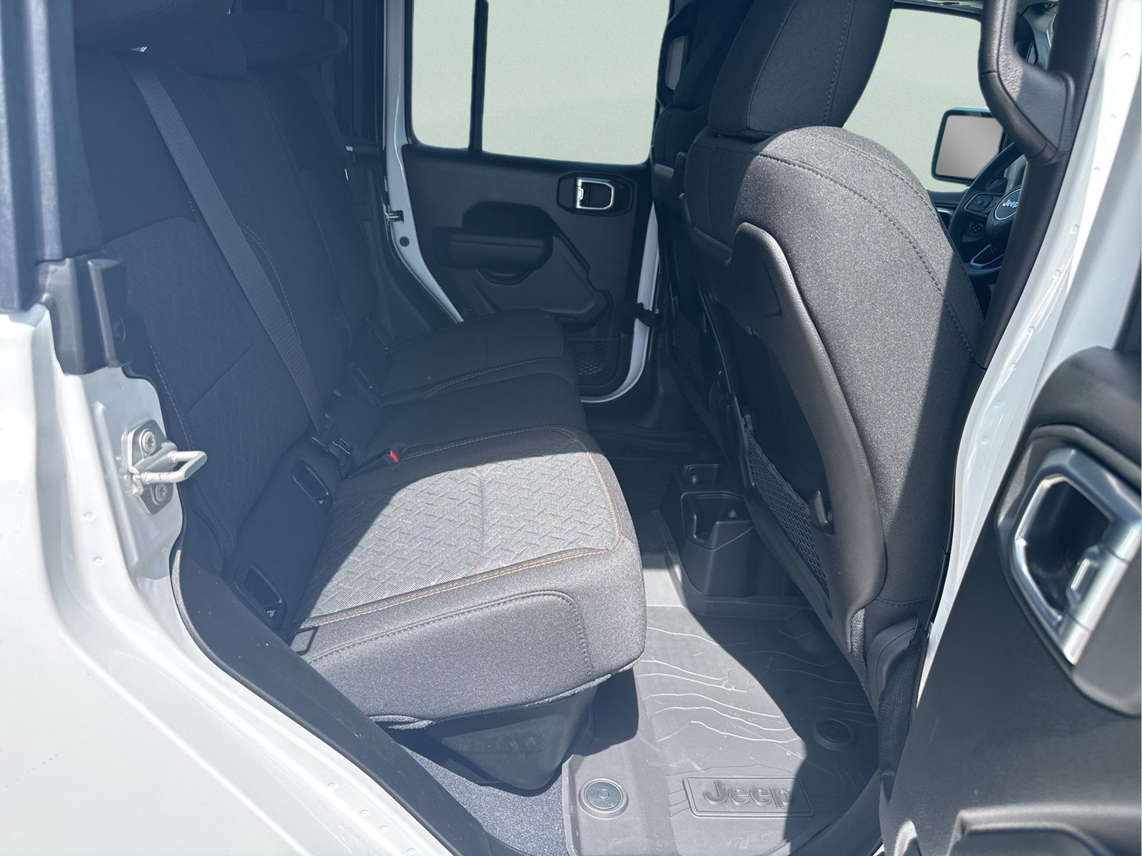 New 2026 Bright White Clear-Coat Exterior Paint Jeep Mojave image 11