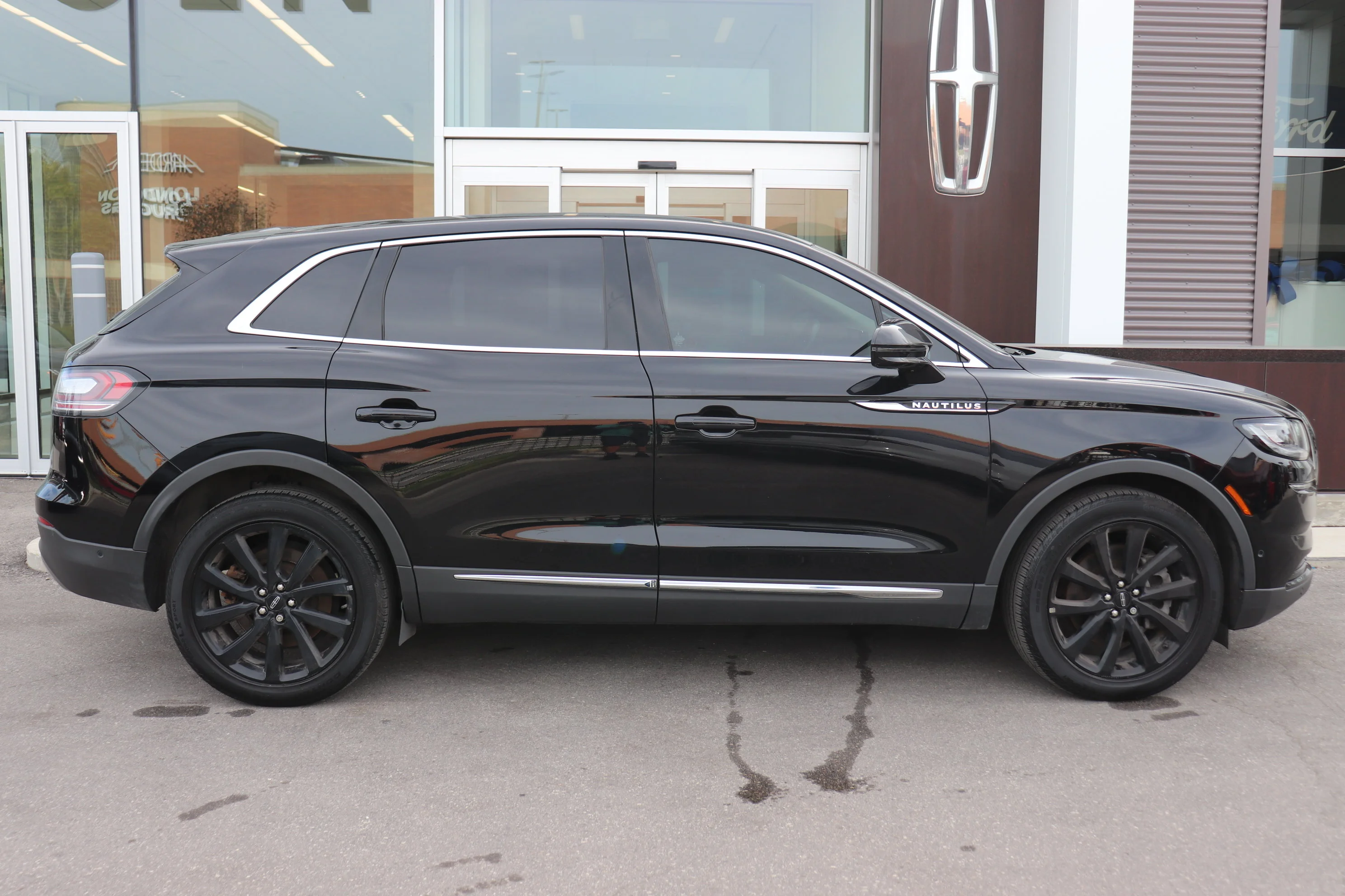 Used 2023 Black Lincoln Reserve image 3