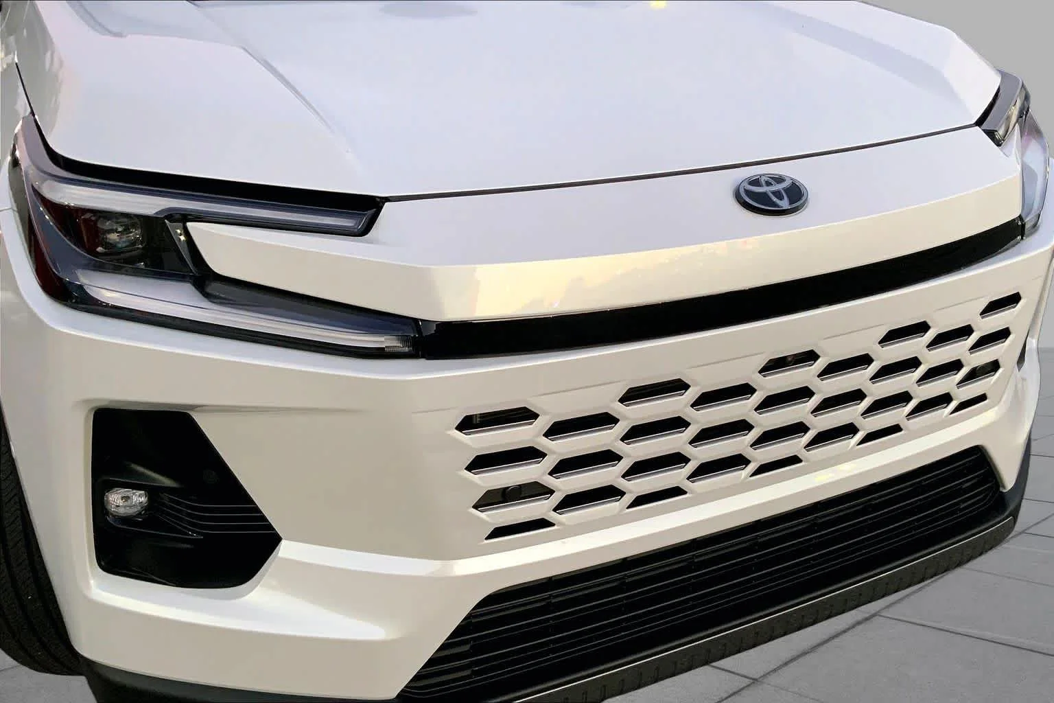 Used 2026 Wind Chill Pearl Toyota Limited image 27