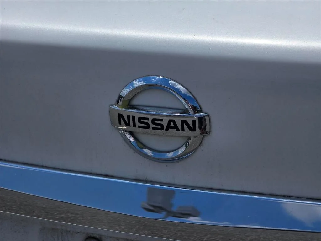 Used 2013 White Nissan SL image 12