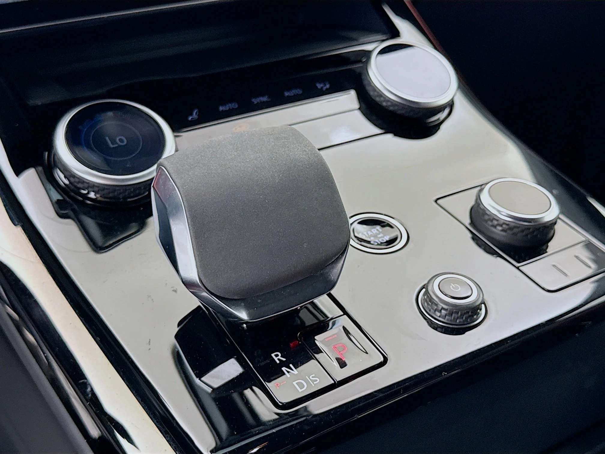 Used 2023  Land Rover SE Dynamic image 19