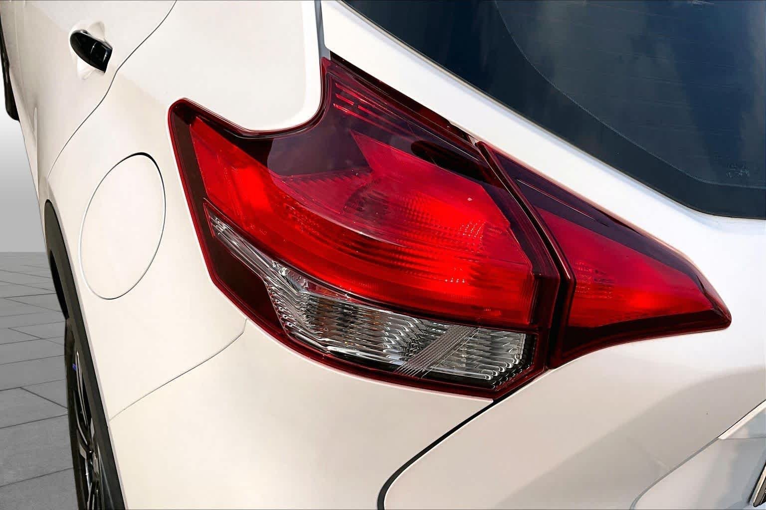 Used 2020 Aspen White/Super Black Nissan SR image 27