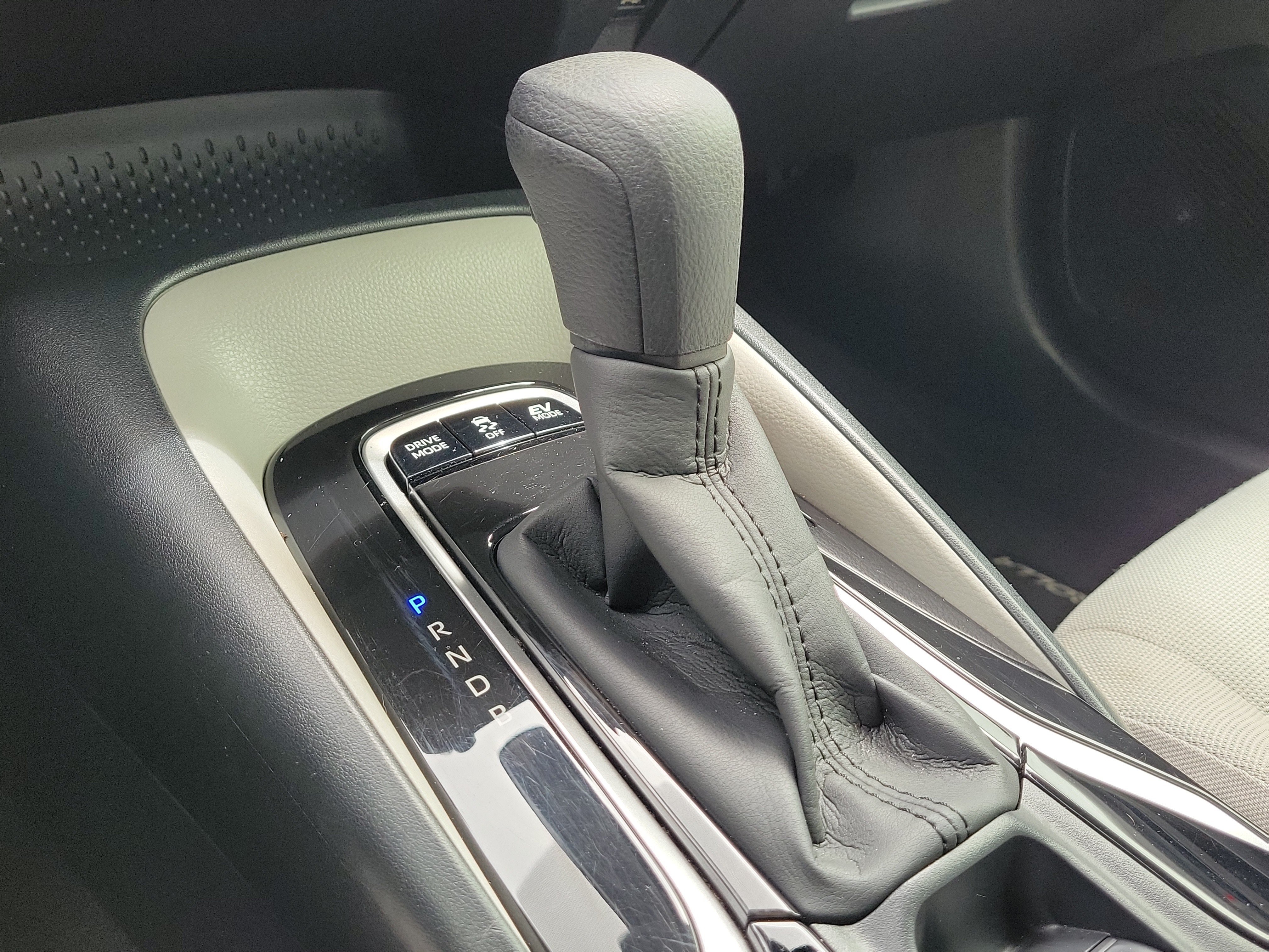 Used 2022 White Toyota Hybrid LE image 22