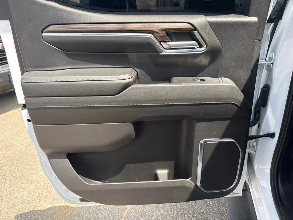 Used 2024 Summit White Chevrolet LT image 30