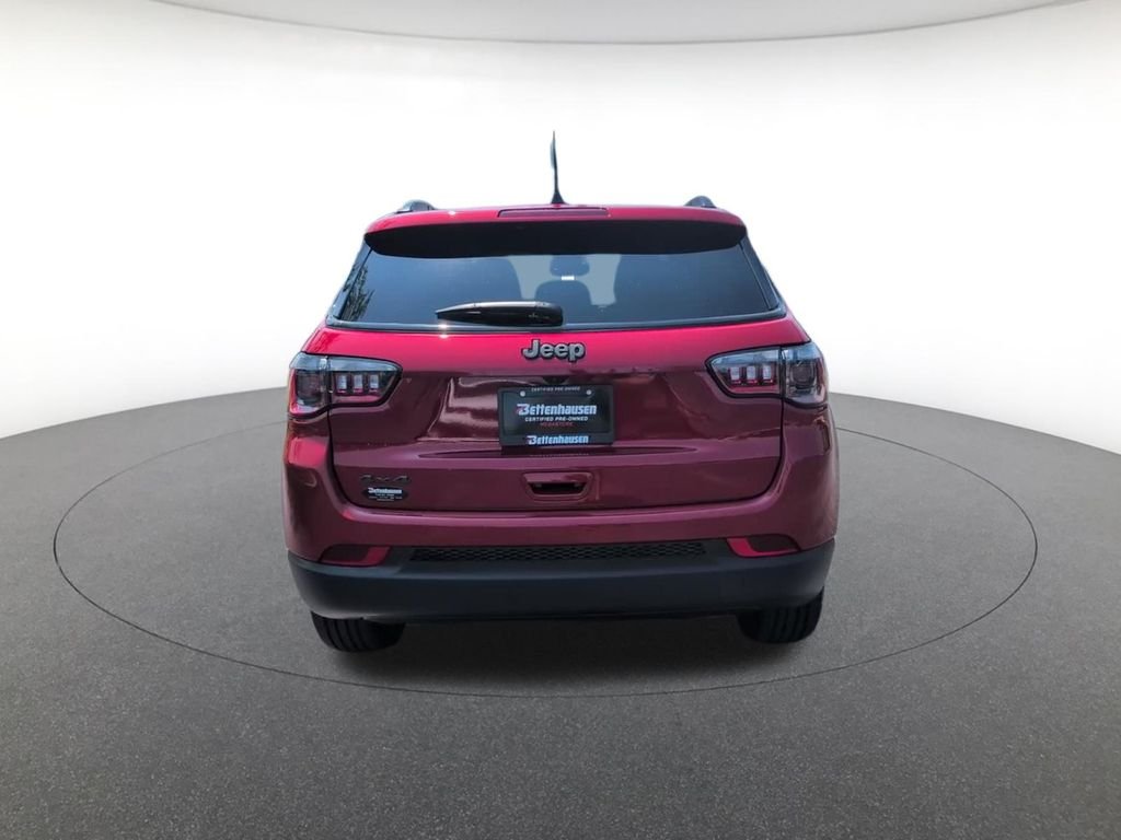 New 2026 Red Hot Pearl-Coat Exterior Paint Jeep Latitude image 6