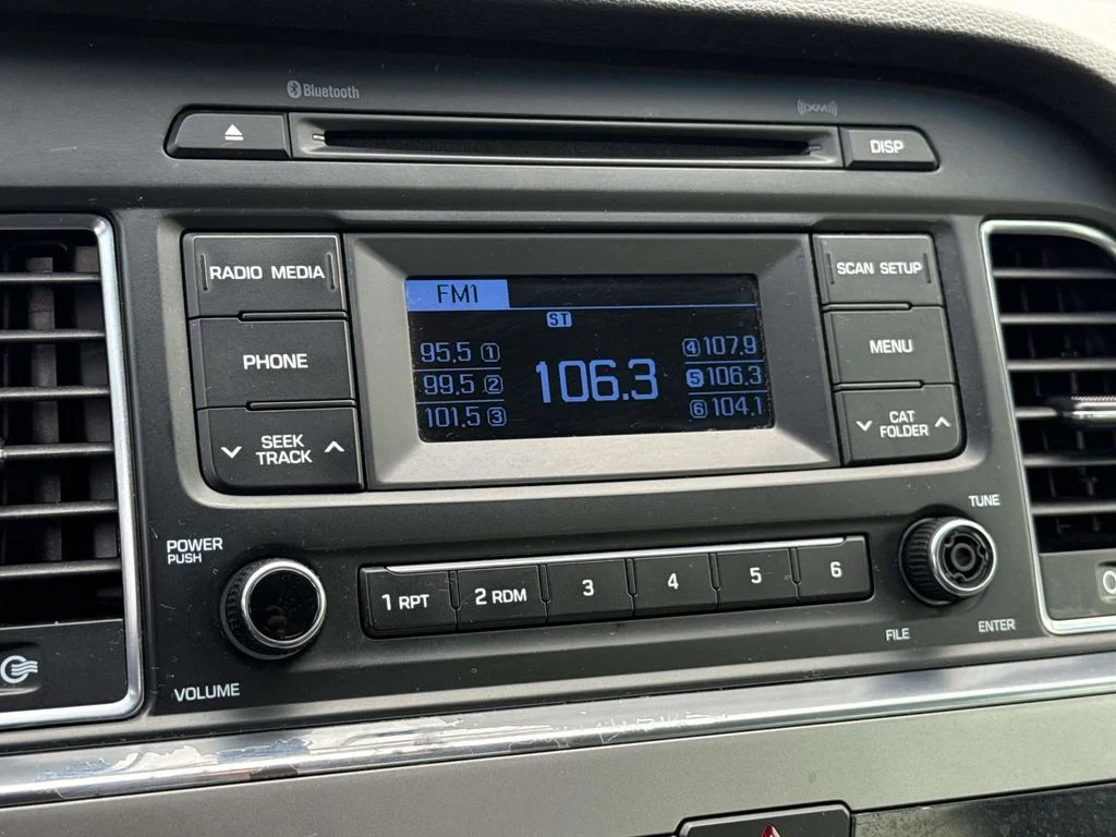 Used 2015 Silver Hyundai SE image 3