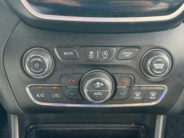 Used 2019 Velvet Jeep Limited image 18
