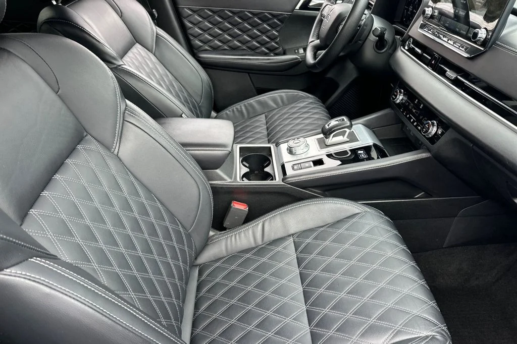 Used 2023  Mitsubishi SEL image 17