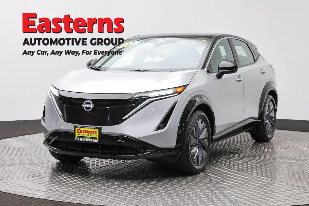 Used 2023 Silver Nissan ENGAGE image 1