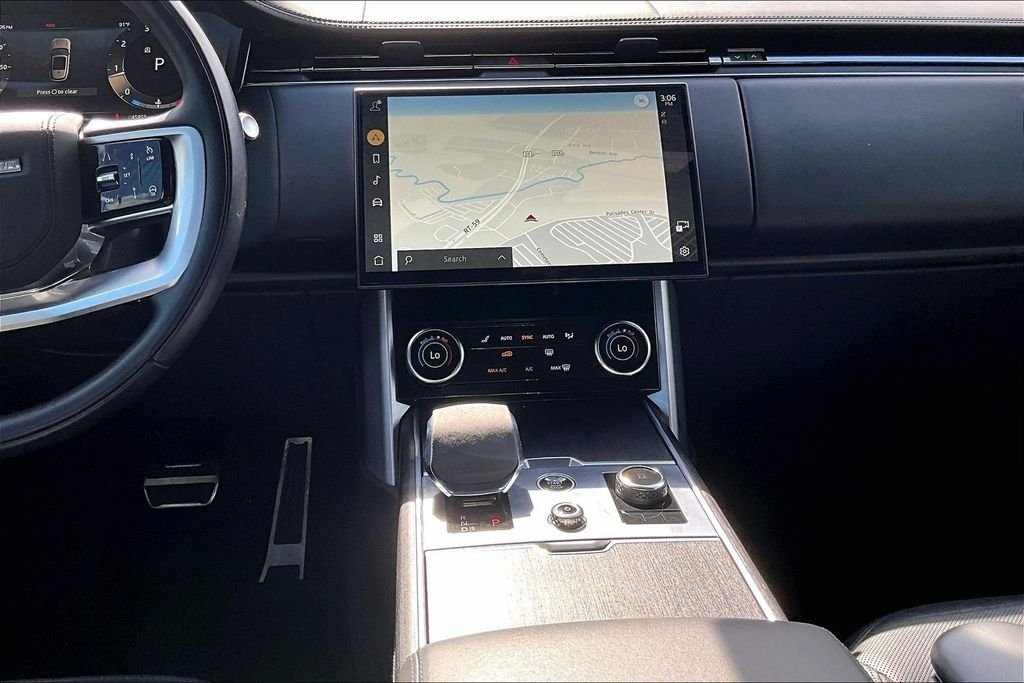 Used 2023 White Land Rover SE image 5