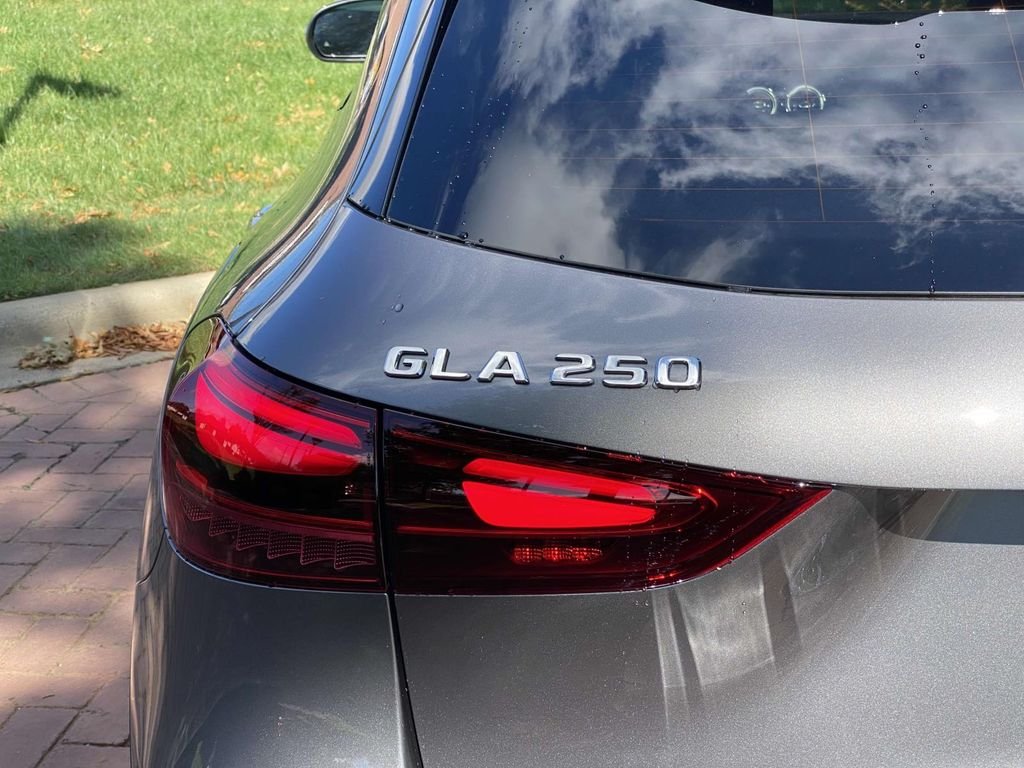 Used 2025 Mountain Grey Metallic Mercedes-Benz GLA 250 image 9