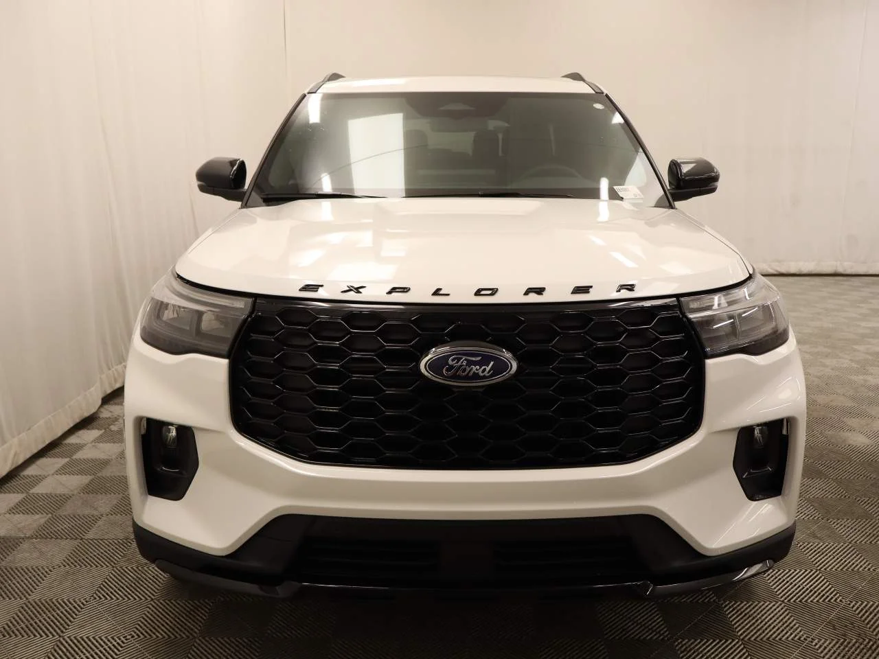 New 2026 Star White Metallic Tri-Coat Ford ST-Line image 4