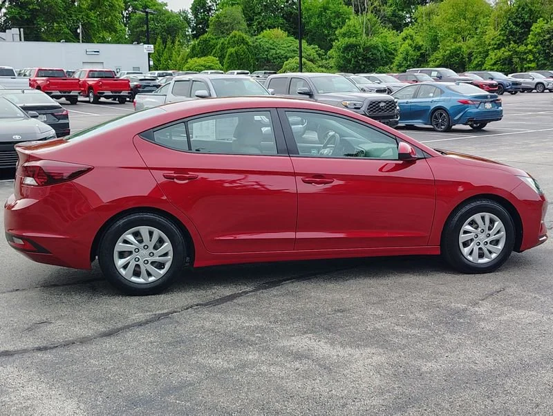Used 2020 Red Hyundai SE image 4