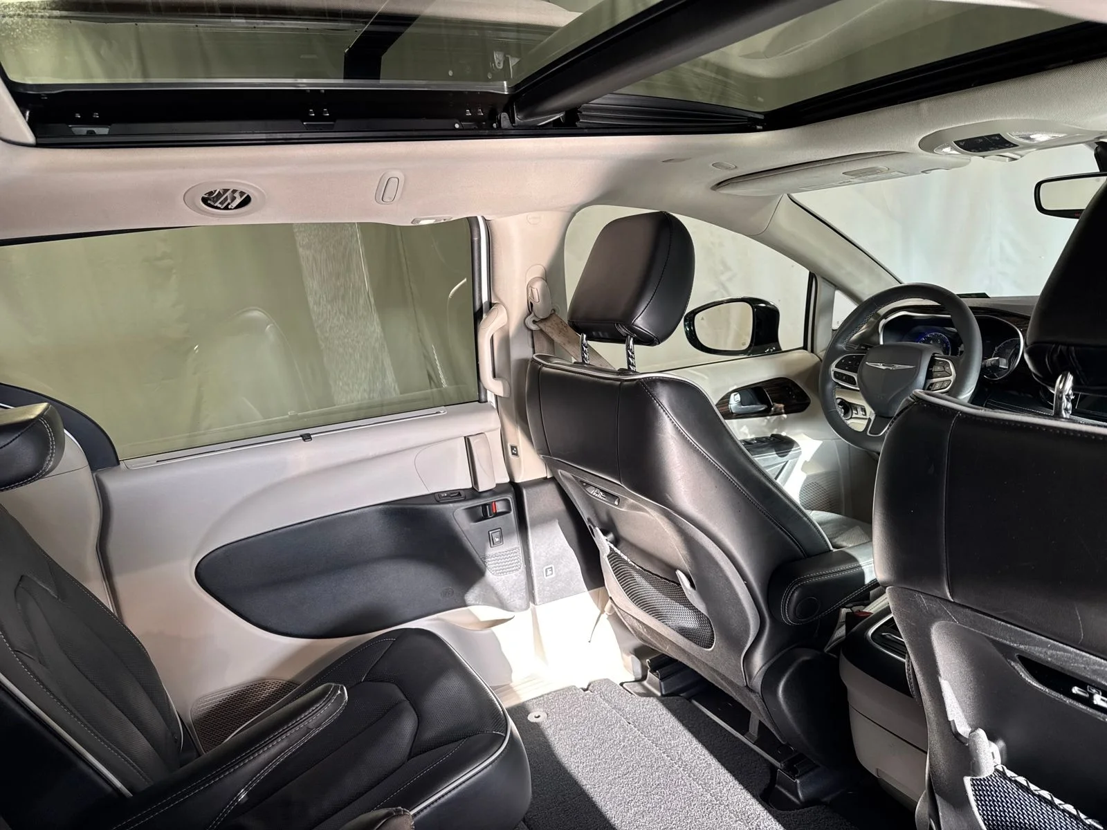 Used 2023 Bright White Clearcoat Chrysler Limited image 16