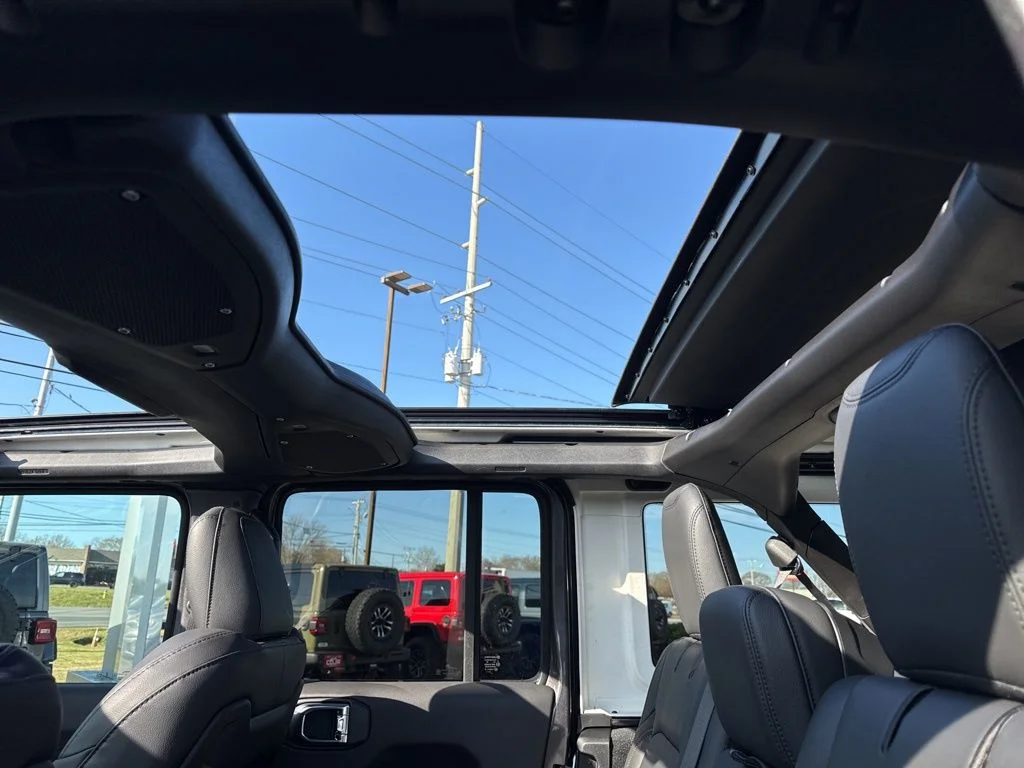 New 2026 Granite Crystal Metallic Clear-Coat Exterior Paint Jeep Sahara image 36