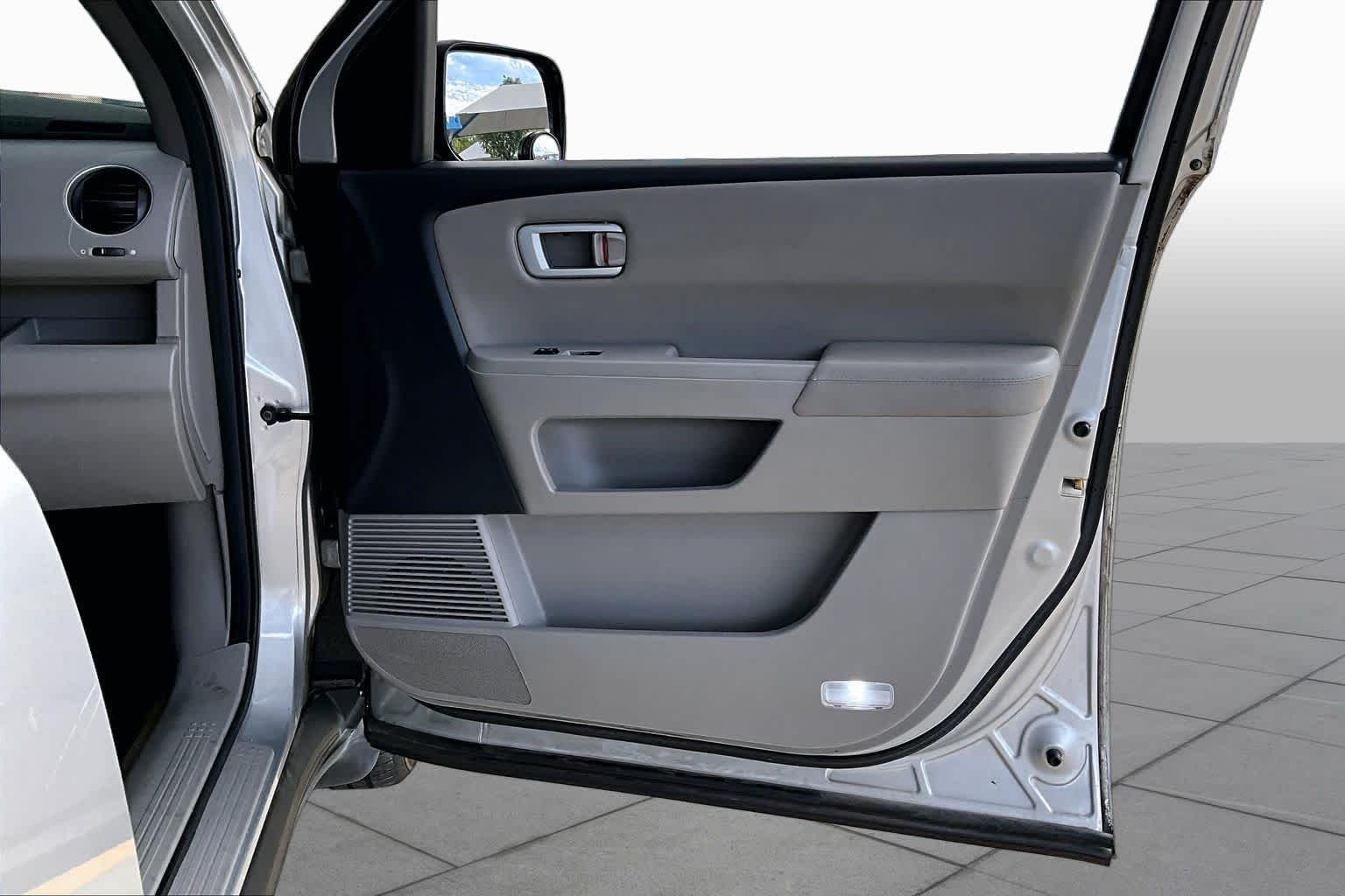Used 2014 Alabaster Silver Metallic Honda EX-L image 23