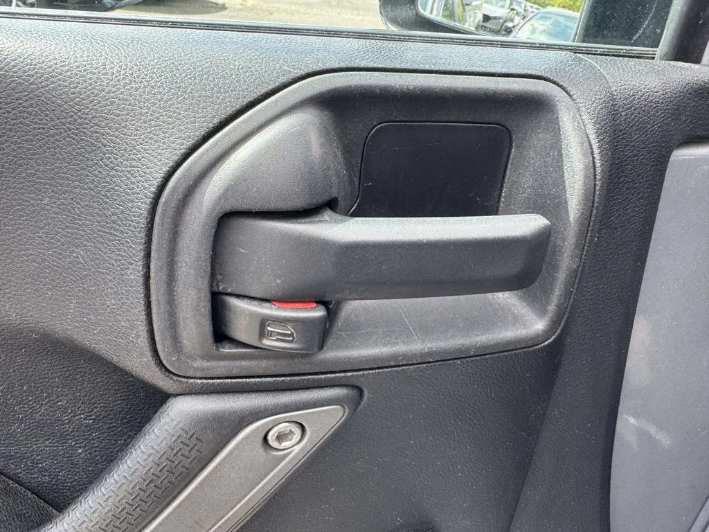 Used 2015 Silver Jeep Unlimited Sport image 27