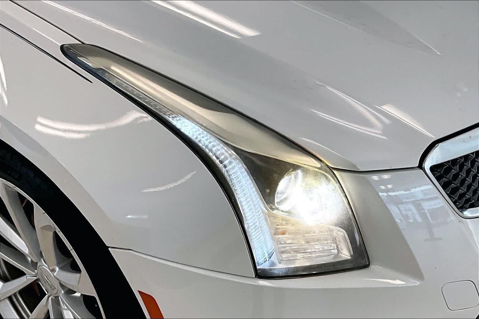 Used 2017 Crystal White Tricoat Cadillac  image 27