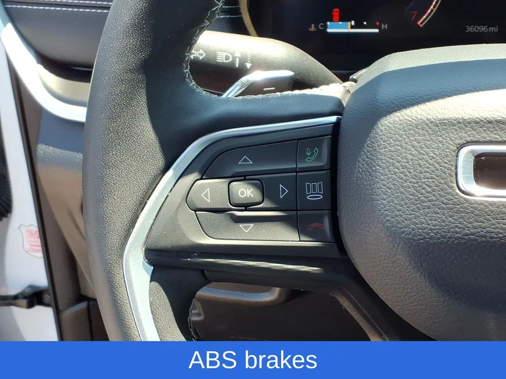 Used 2025 White/off-white Jeep Altitude image 12