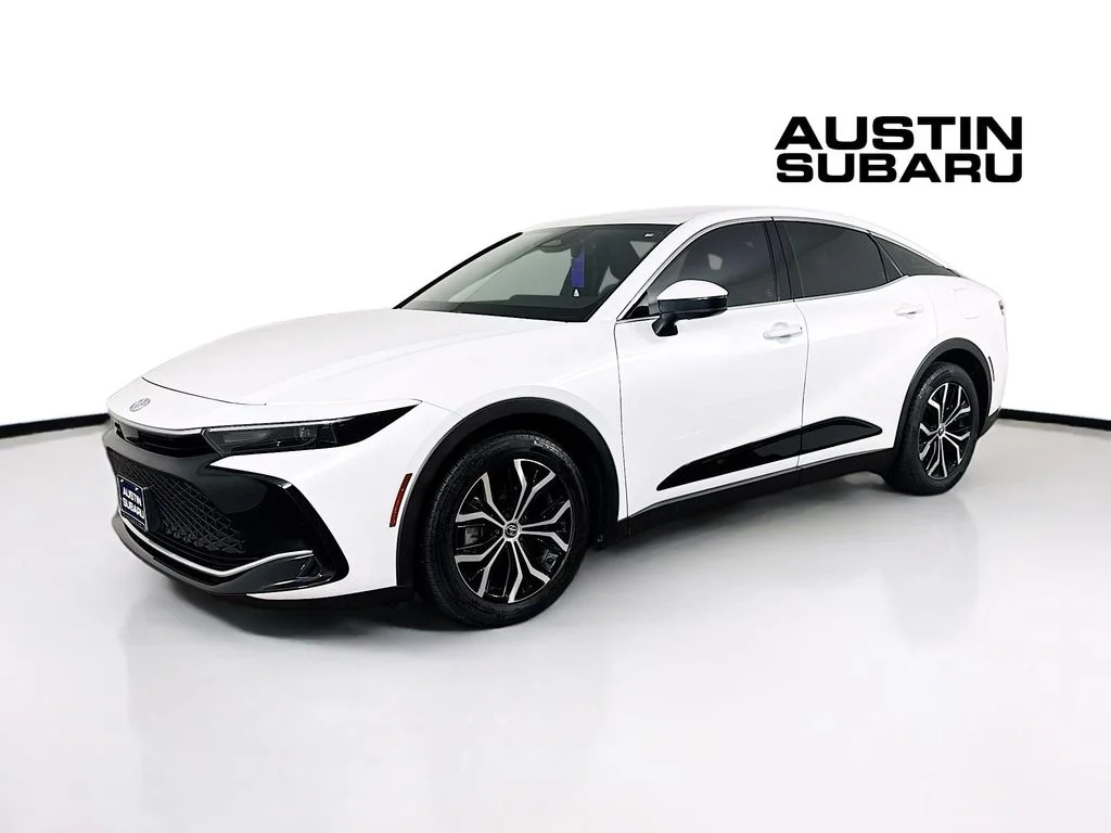 Used 2023 White Toyota XLE image 3