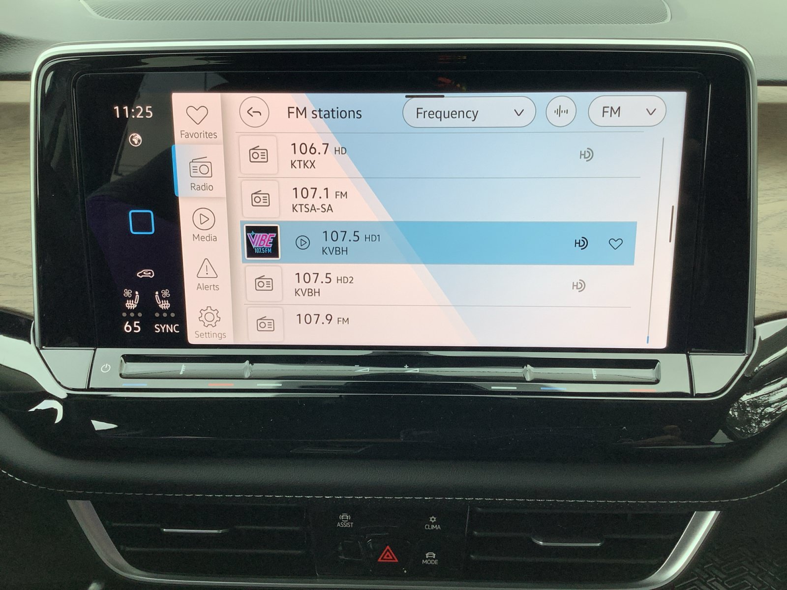 New 2026 OPAL WHITE Volkswagen 2.0T SE image 16