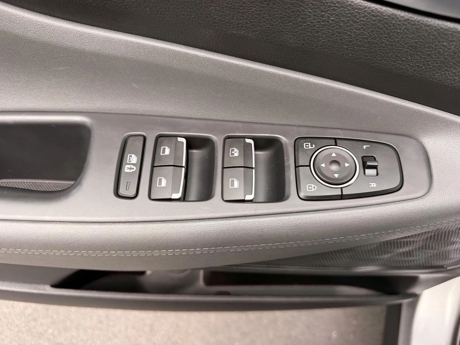 Used 2023 Shimmering Silver Hyundai SE image 13
