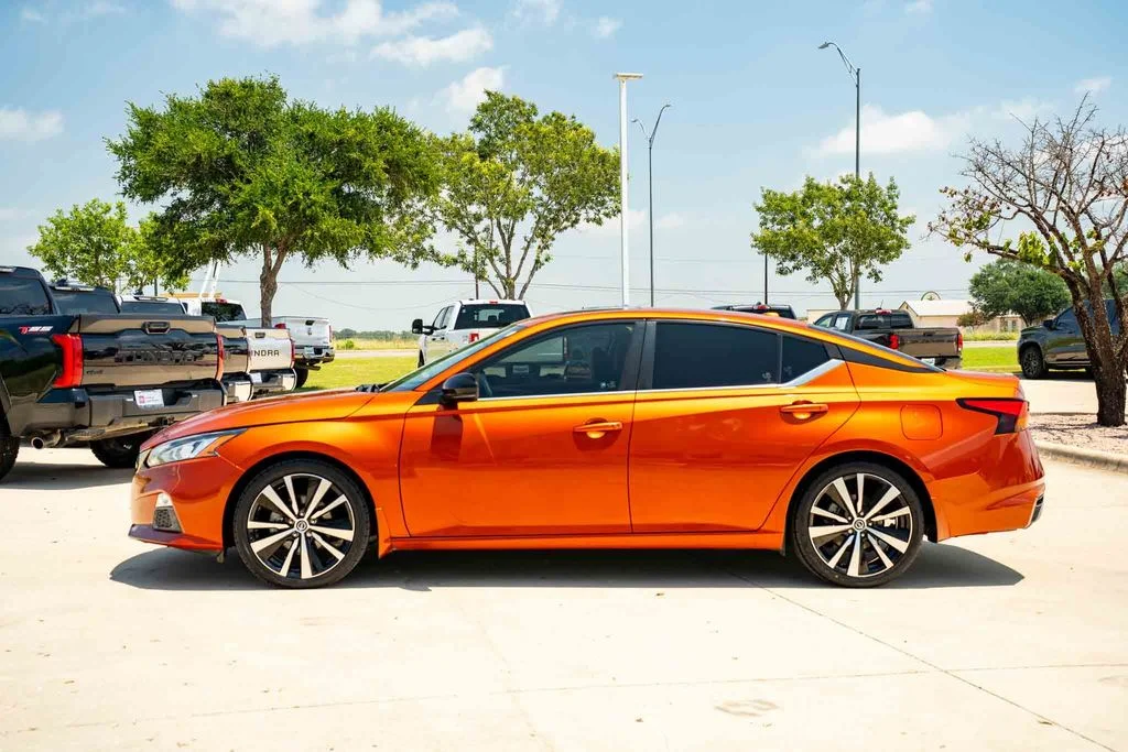 Used 2022 Orange Nissan 2.0 SR image 4