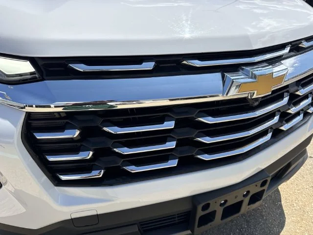 Used 2025 White Chevrolet LT image 4