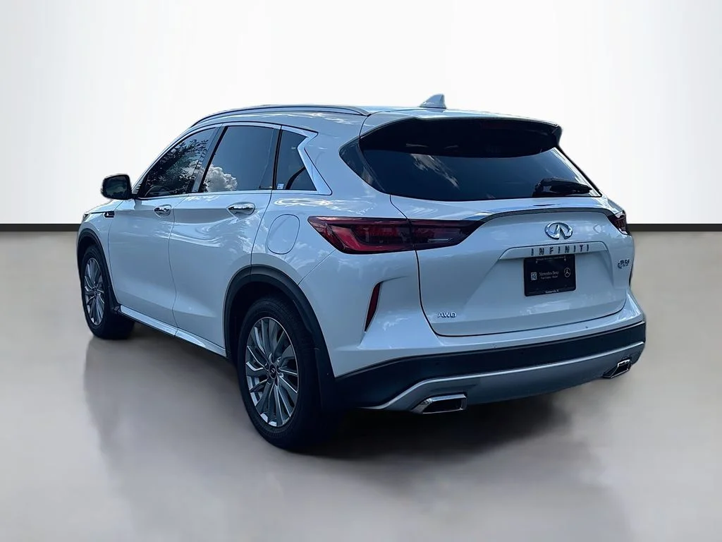 Used 2023 White INFINITI LUXE image 5