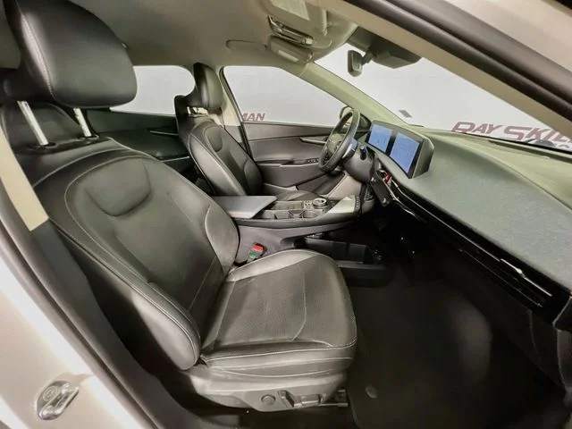 Used 2023 White Kia Wind image 40