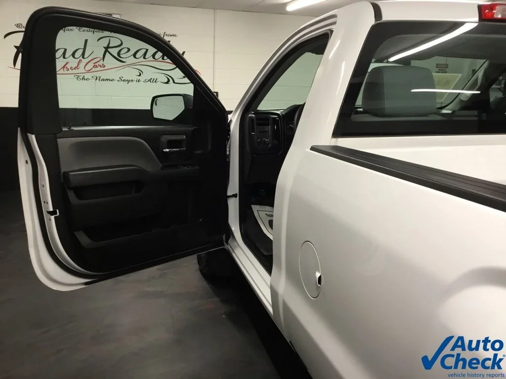 Used 2018 White GMC Base image 24