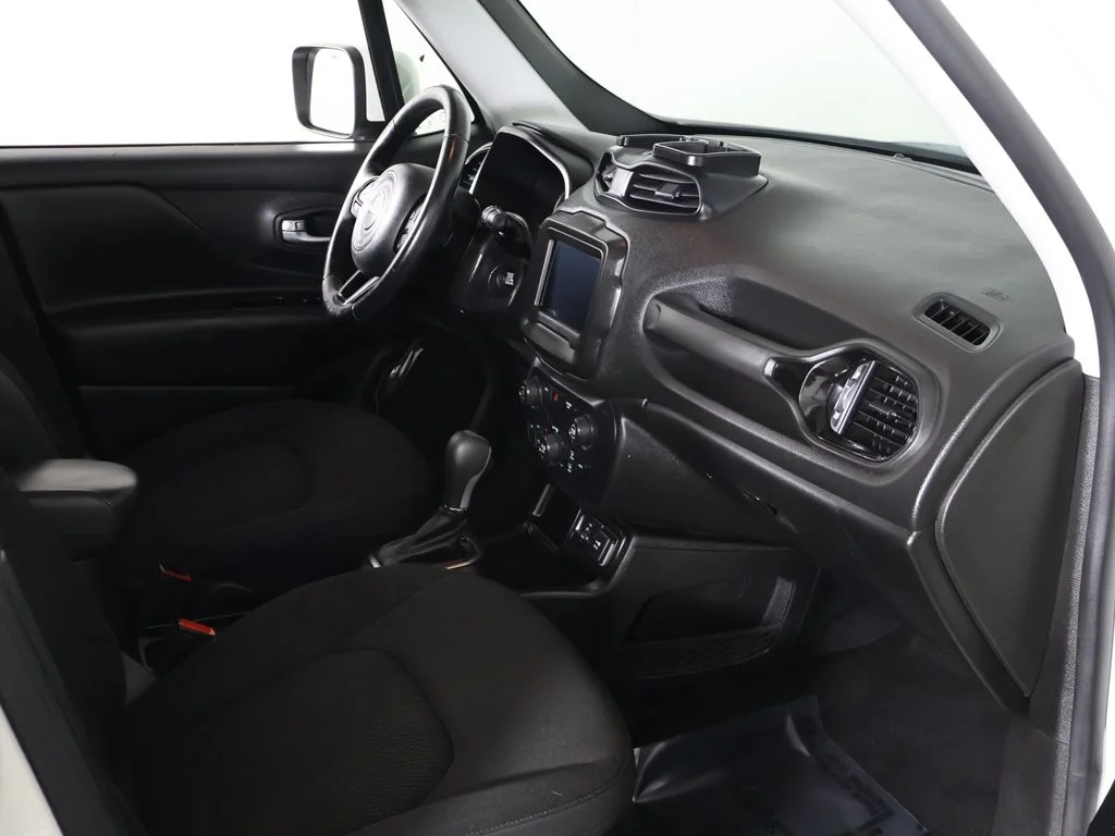 Used 2018 White Jeep Latitude image 21
