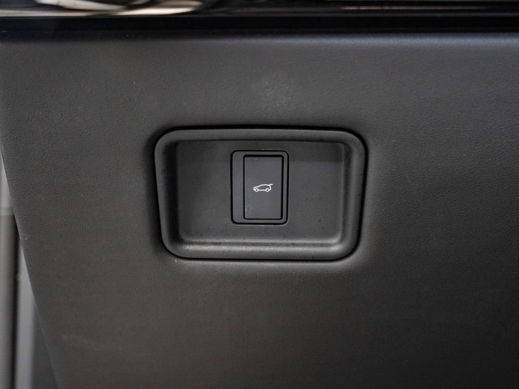 Used 2023 Gray Land Rover SE image 43