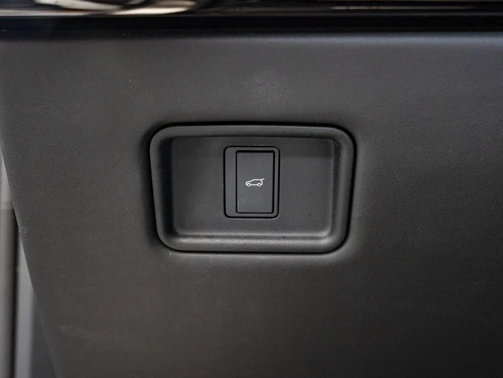 Used 2023 Gray Land Rover SE image 43