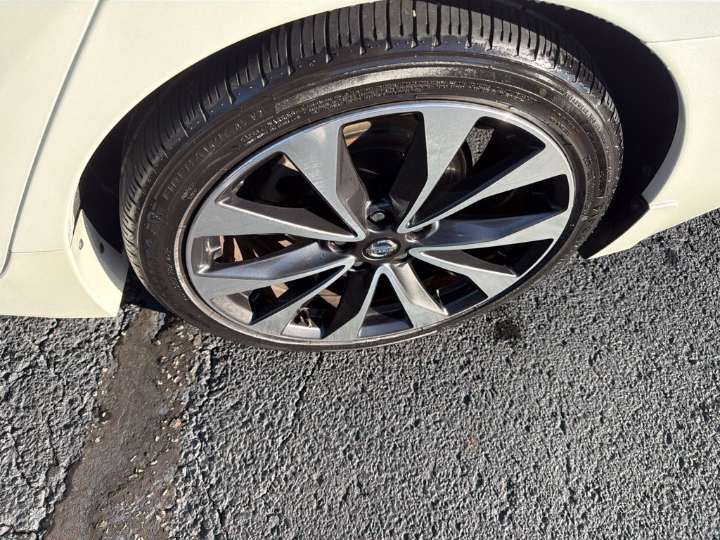 Used 2019 White Nissan SR image 11
