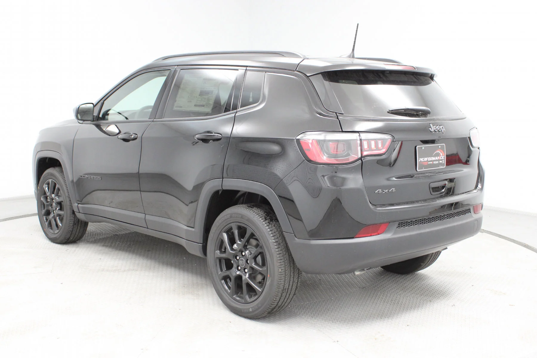 New 2026 Diamond Black Crystal Pearl-Coat Exterior Paint Jeep Latitude Altitude 4x4 image 27