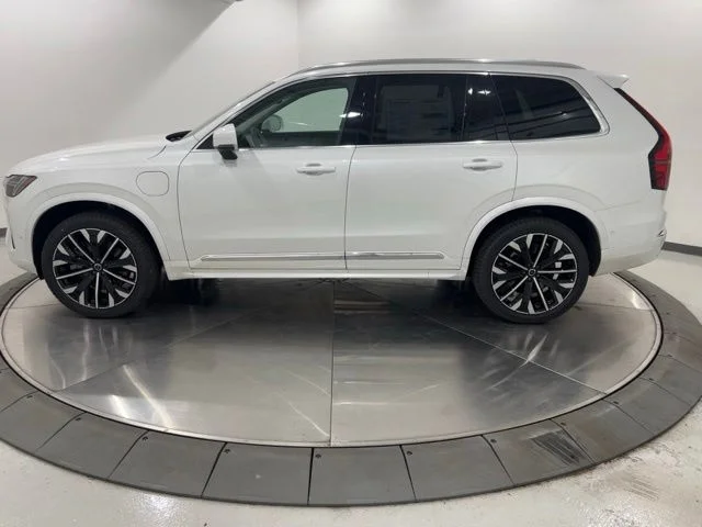 New 2026 Crystal White Volvo Ultra image 2