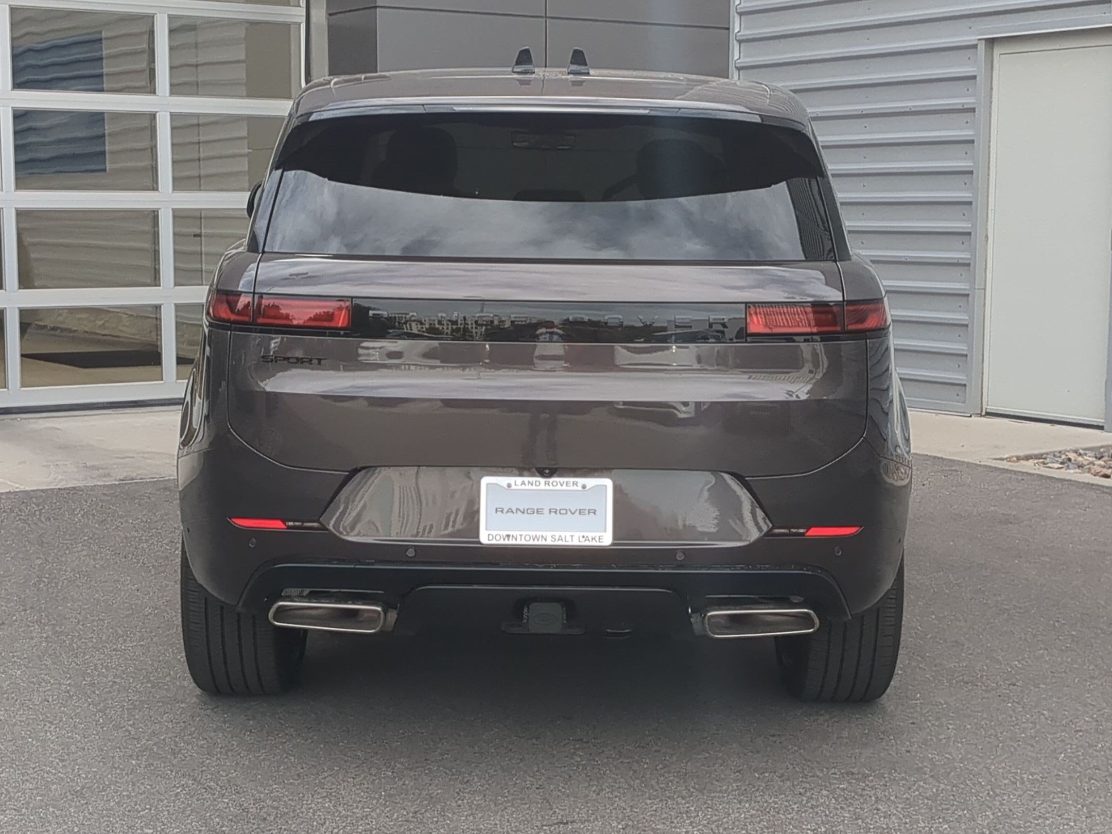 New 2026 Charente Grey Land Rover P460e Dynamic SE image 7