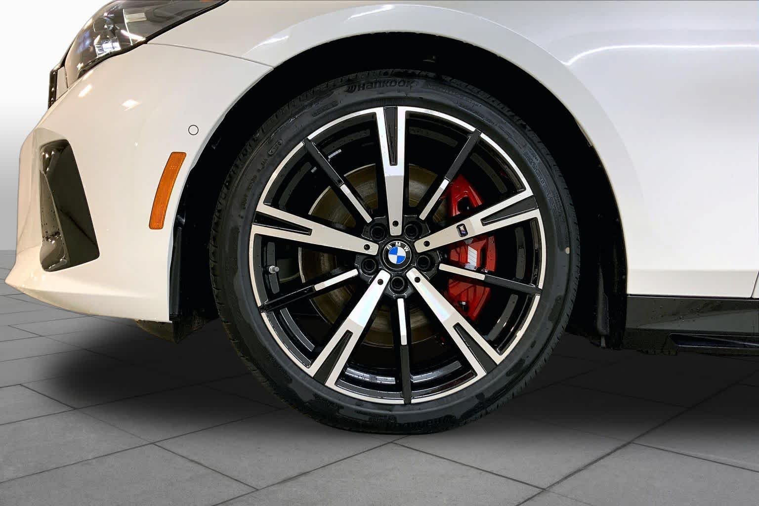 New 2027 Mineral White Metallic BMW 540i xDrive image 11