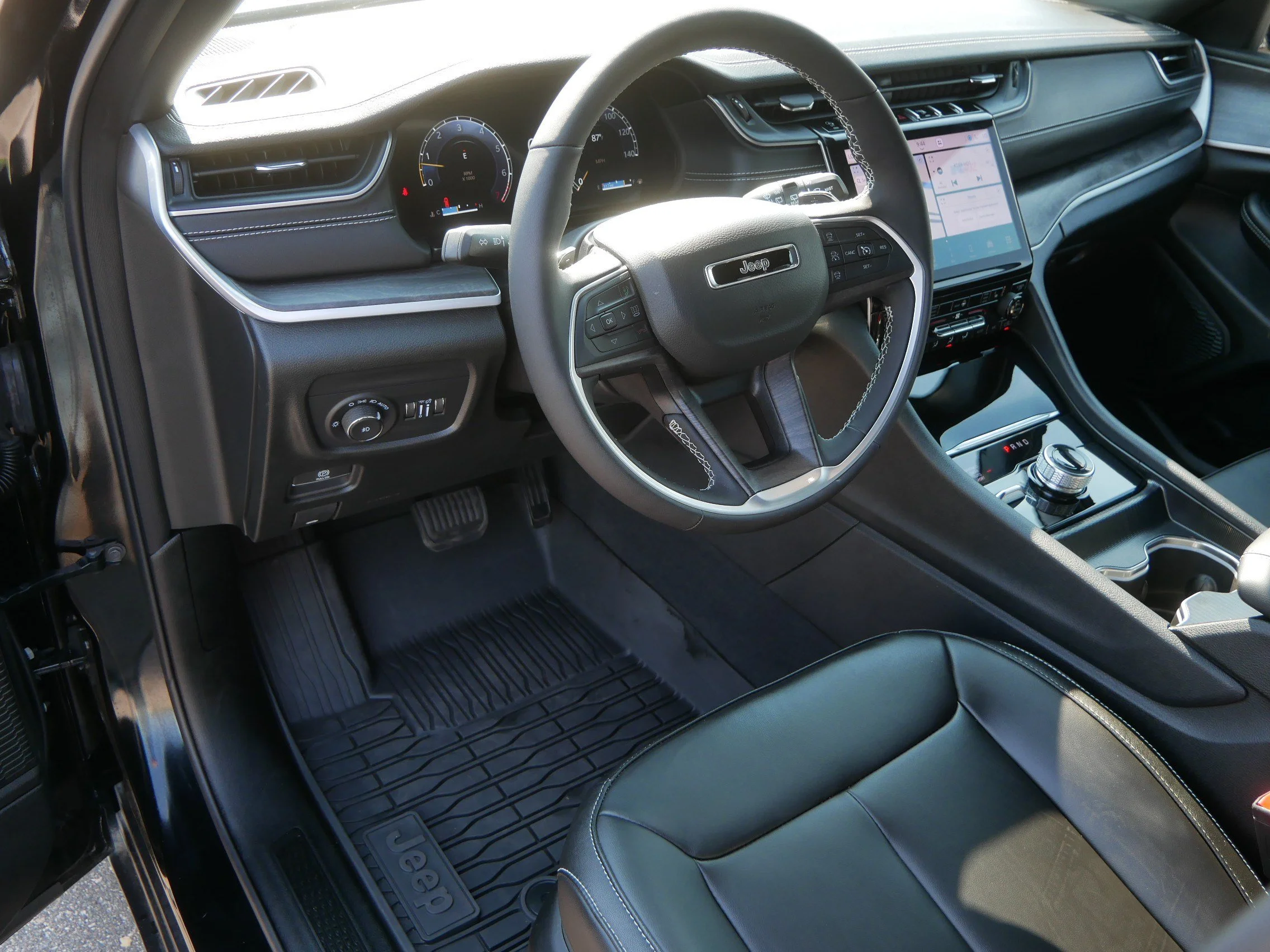 Used 2025 Diamond Black Crystal Pearlcoat Jeep Limited image 20