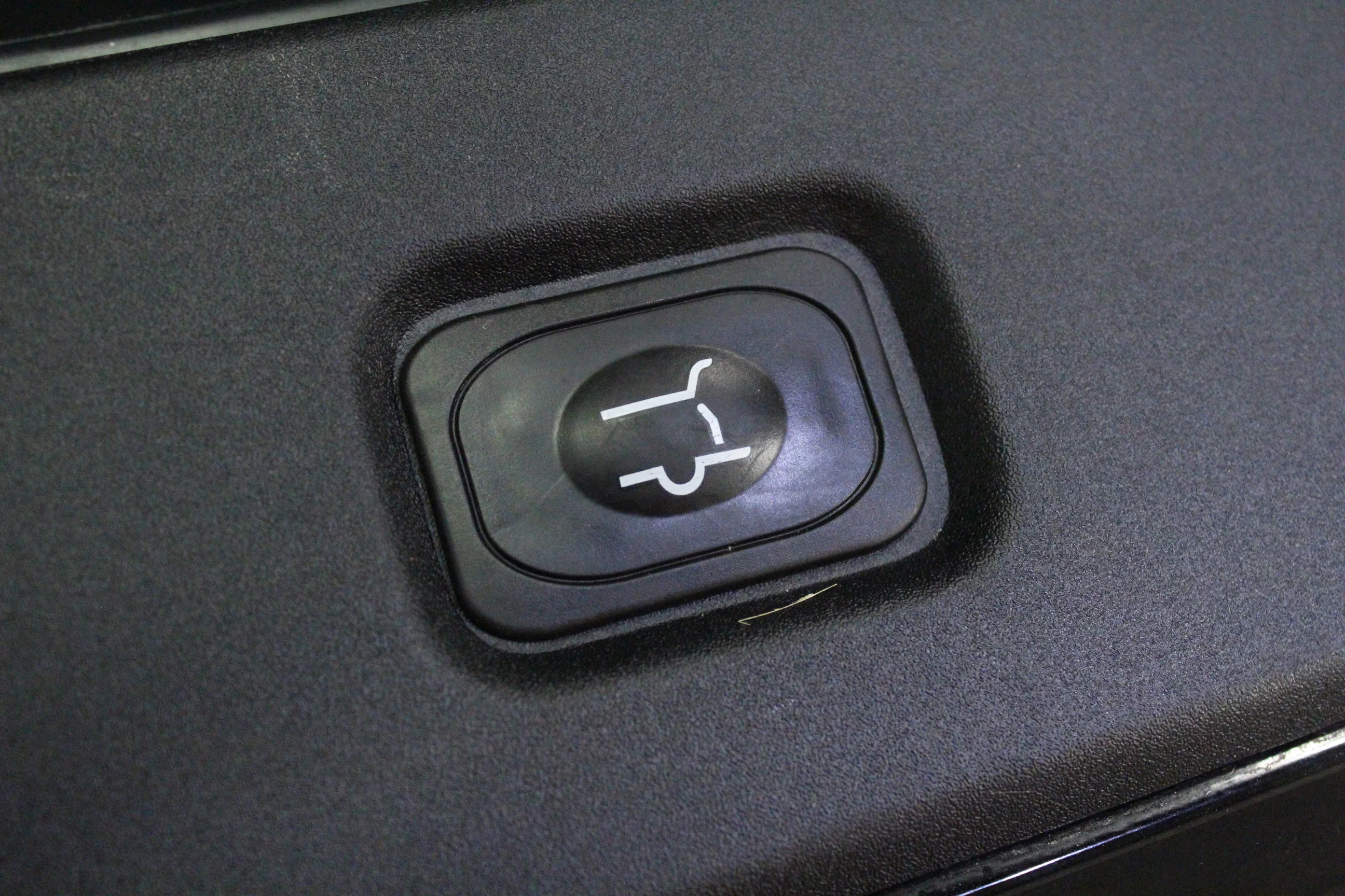 Used 2025 Black Metallic Ford Platinum image 15