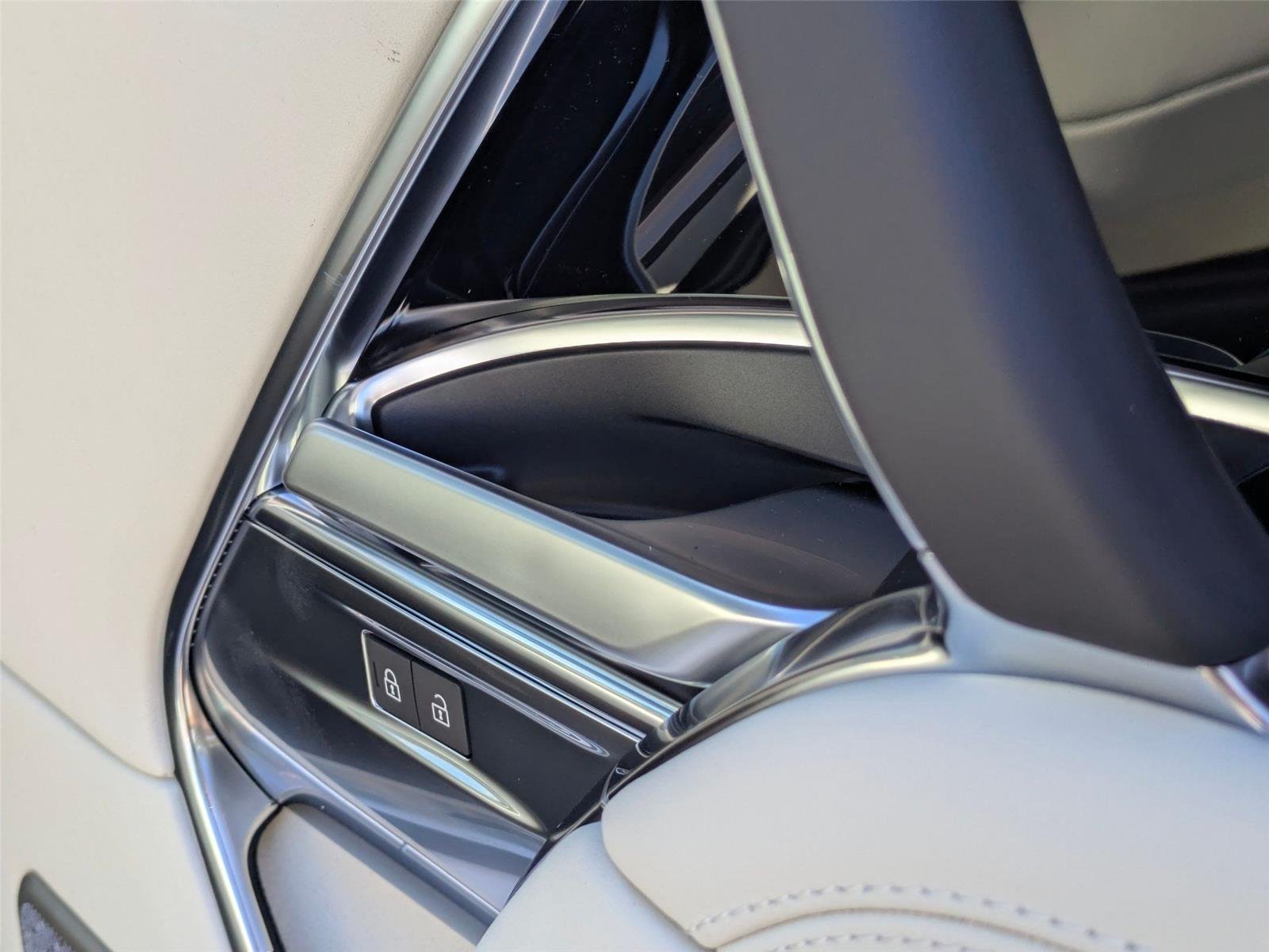 New 2026 Ostuni Pearl White Land Rover Autobiography image 35