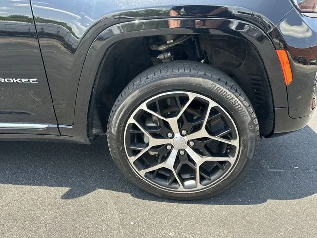 Used 2022 Diamond Black Jeep Summit Reserve image 21