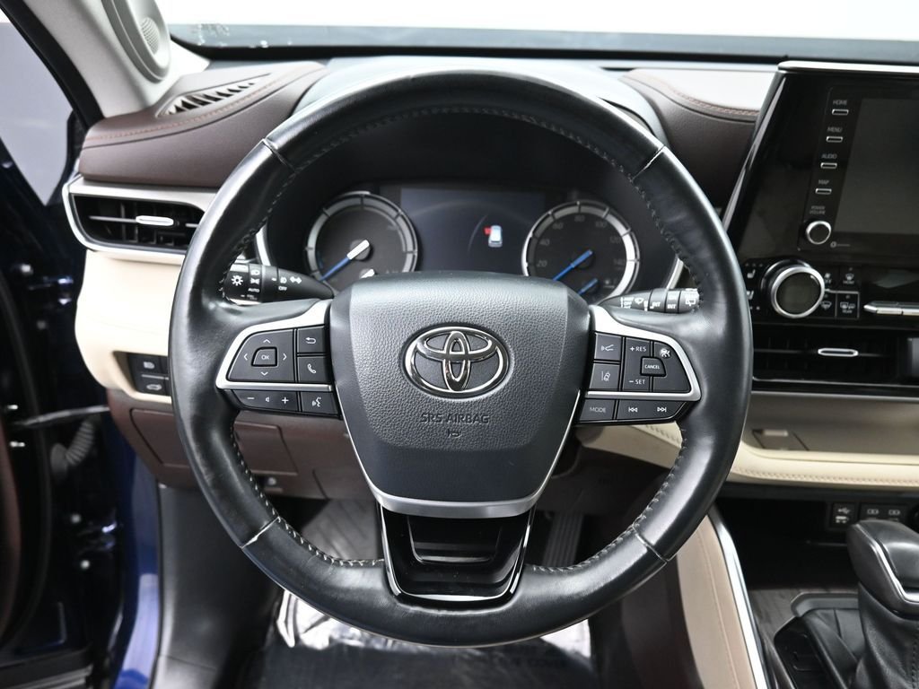 Used 2022  Toyota Limited image 17