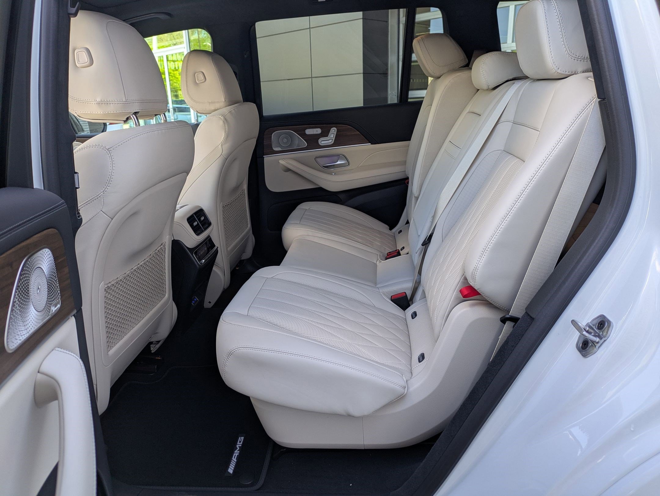 New 2026 MANUFAKTUR Moonlight White Metallic Mercedes-Benz AMG® GLS 63 image 15