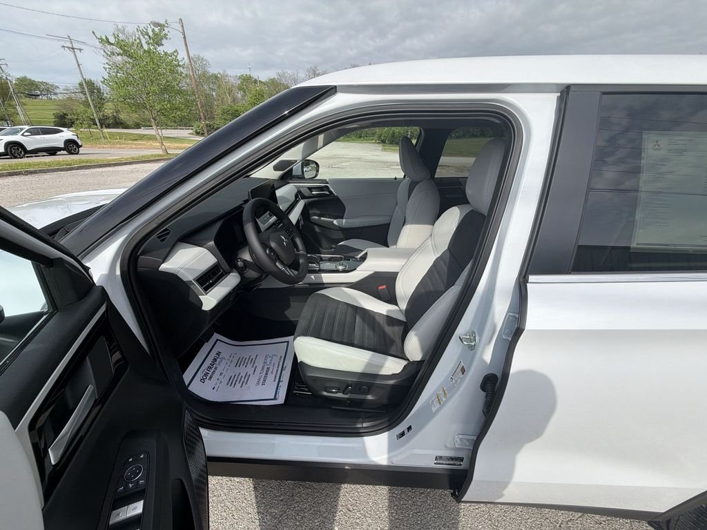 New 2026 White Mitsubishi SE image 11