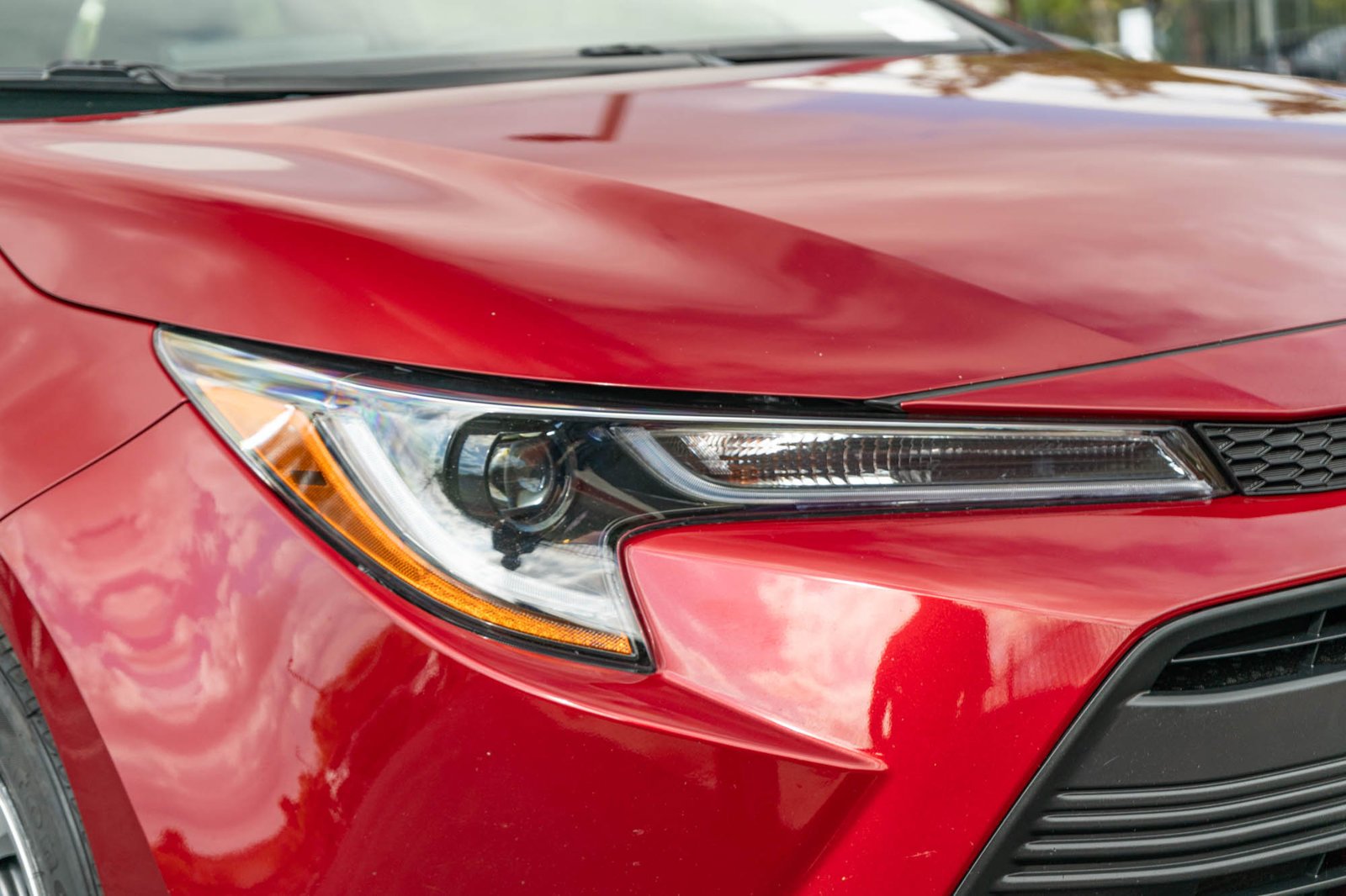 Certified Used 2025 Pearl Toyota LE image 13