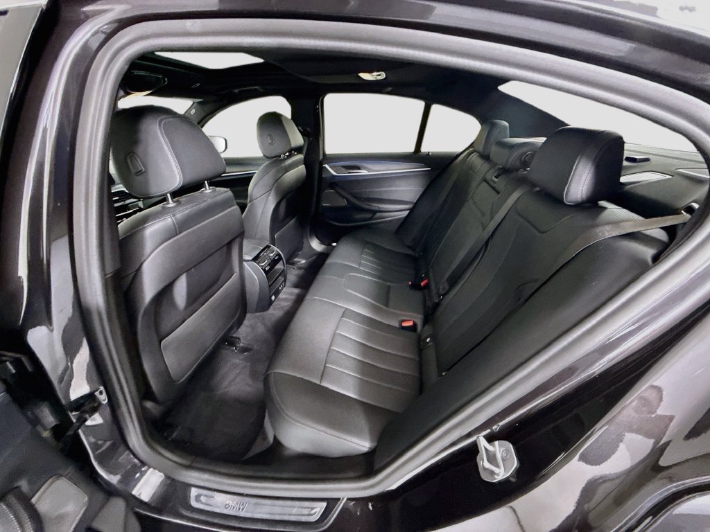 Used 2022 Dark Graphite BMW 530e iPerformance image 22