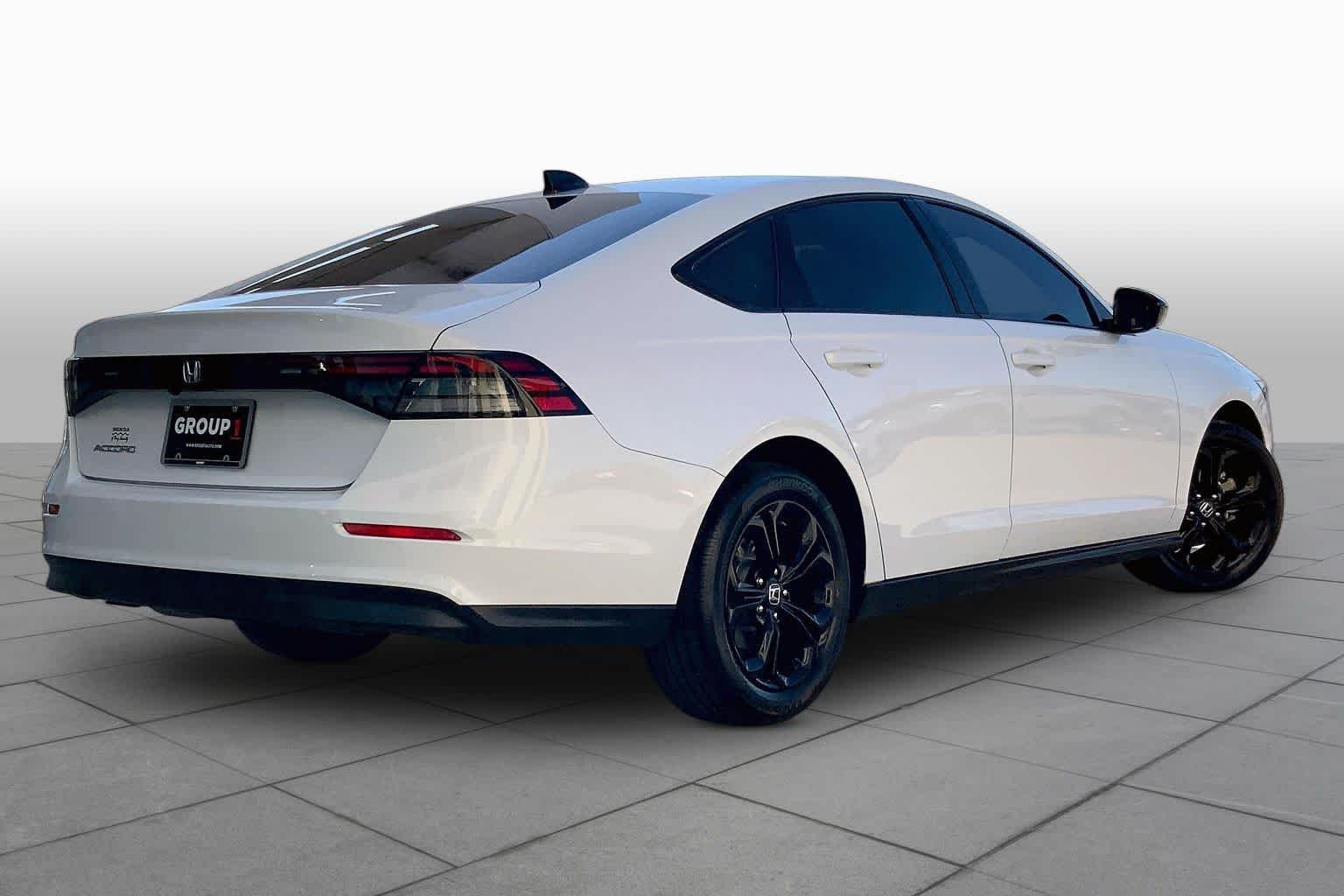 Used 2025 Platinum White Pearl Honda SE image 13