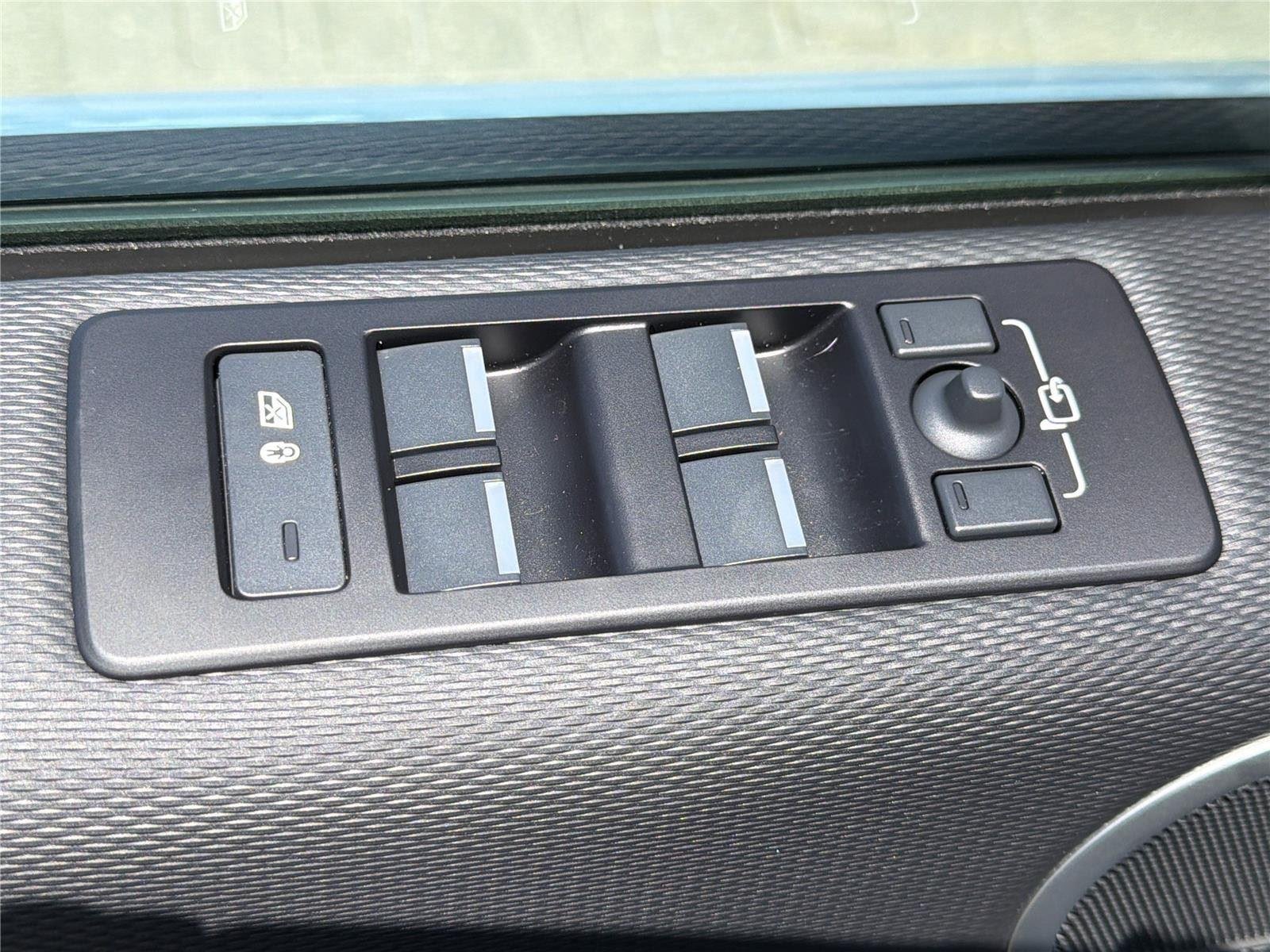 Used 2024 Fuji White Land Rover Dynamic SE image 23